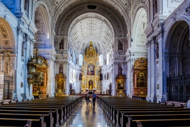 MUNİH, Almanya, 20 AĞUSTOS 2015: Münih Almanya 'daki St. Michael Kilisesi' nin İçi