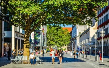 MÜZİK, GERMANY, 20 AĞUSTOS 2015: İnsanlar Münih 'teki Karlsplatz Kapısı' na doğru aydınlanmış Neuhauser Caddesi 'nde yürüyorlar.