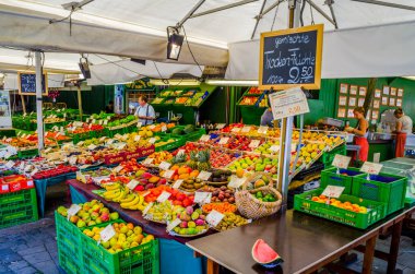 Münih, Germamy 'deki Viktualienmarkt' taki insanlar. Bu geleneksel pazar 1807 'den beri her gün gerçekleşir. .