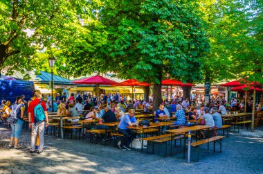 Münih, Germamy 'deki Viktualienmarkt' taki insanlar. Bu geleneksel pazar 1807 'den beri her gün gerçekleşir. .