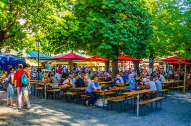 Münih, Germamy 'deki Viktualienmarkt' taki insanlar. Bu geleneksel pazar 1807 'den beri her gün gerçekleşir. .