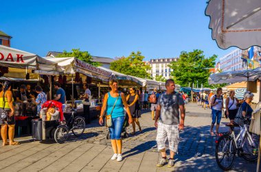 Münih, Germamy 'deki Viktualienmarkt' taki insanlar. Bu geleneksel pazar 1807 'den beri her gün gerçekleşir. .