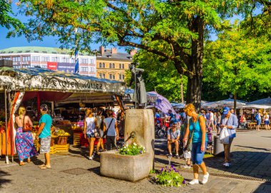 Münih, Germamy 'deki Viktualienmarkt' taki insanlar. Bu geleneksel pazar 1807 'den beri her gün gerçekleşir. .
