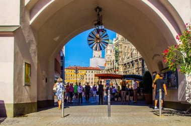 MÜZİK, GERMANY, 20 AĞUSTOS 2015: İnsanlar Münih 'teki Marienplatz' a doğru eski belediye binasının kemerinden yürüyorlar. Eski belediye binası bugünlerde bir oyuncak müzesinin merkezi..