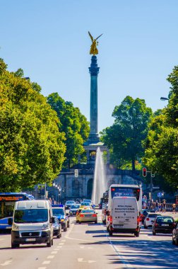 MÜZİK, GERMANY, 20 AĞUSTOS 2015: Bavyera 'daki Münih' teki Friedensengel 'in barış meleğine giden yoğun yol