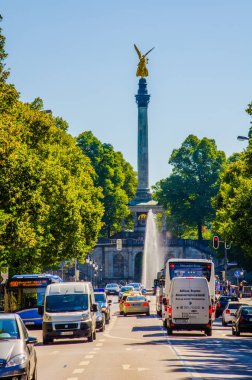 MÜZİK, GERMANY, 20 AĞUSTOS 2015: Bavyera 'daki Münih' teki Friedensengel 'in barış meleğine giden yoğun yol