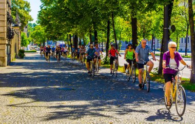 MÜZİK, GERMANY, 20 AĞUSTOS: Münih 'teki tüm büyük manzaralar da dahil olmak üzere bir grup yaşlı insan motosiklet turunun keyfini çıkarıyor
