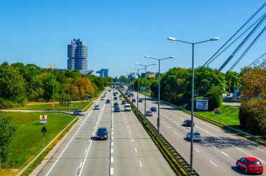 MÜZİK, GERMANY, 20 AĞUSTOS: Münih, Almanya 'da olimpiyat parkının yanındaki otoyolda hızlı giden arabalar