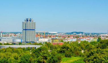 MÜZİK, GERÇEK, 20 AĞUSTOS 2015: Münih, Almanya 'daki BMW karargahı. Münih 'in Olympiapark bölgesinde yer almaktadır. Bu dört silindir bina Karl Schwanzer tarafından tasarlandı.