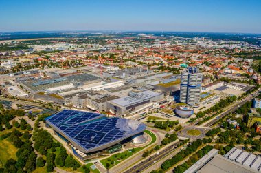 MÜZİK, GERMANY, 20 AĞUSTOS 2015: Münih 'in Münih' teki Olimpiyat kulesinden BMW binalarıyla panoramik manzarası