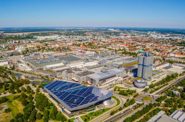 MÜZİK, GERMANY, 20 AĞUSTOS 2015: Münih 'in Münih' teki Olimpiyat kulesinden BMW binalarıyla panoramik manzarası