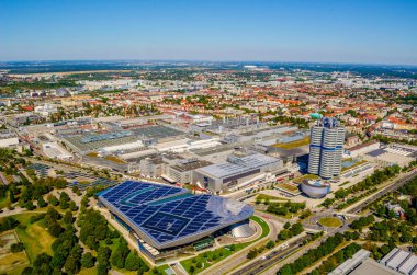 MÜZİK, GERMANY, 20 AĞUSTOS 2015: Münih 'in Münih' teki Olimpiyat kulesinden BMW binalarıyla panoramik manzarası