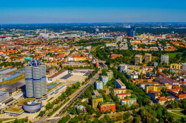 MÜZİK, GERMANY, 20 AĞUSTOS 2015: Münih 'in Münih' teki Olimpiyat kulesinden BMW binalarıyla panoramik manzarası