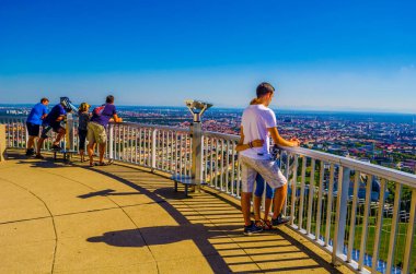MÜZİK, GERMANY, 20 AĞUSTOS 2015: İnsanlar Almanya 'nın Münih kentindeki Olimpiyat kulesinden Münih' in panoramik manzarasının keyfini çıkarıyorlar