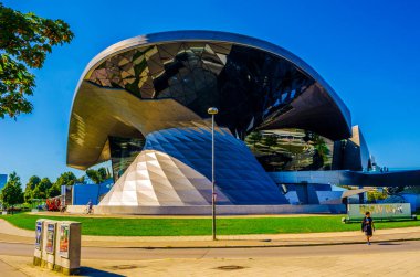 MÜZİK, GERMANY, 20 AĞUSTOS 2015: Münih, Almanya 'da BMW otomobil üreticisinin gelecekçi görünümlü genel merkezi