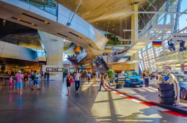 MÜZİK, GERMANY, 20 AĞUSTOS 2015: Münih, Almanya 'daki BMW otomobil üreticisinin gelecekteki merkezinin içi