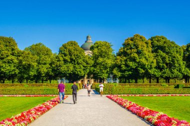 MÜZİK, GERMANY, 25 AĞUSTOS 2015: İnsanlar Almanya 'nın Münih kentindeki Hofgarten' in içindeki Diana tapınağına doğru yürüyorlar.