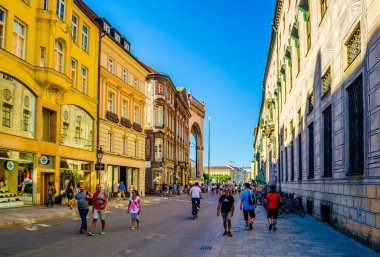 MÜZİK, GERÇEK, 20 AĞUSTOS 2015: İnsanlar Münih 'teki Marienhof' a doğru yürüyorlar