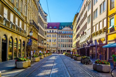 MÜZİK, GERÇEK, 20 AĞUSTOS 2015: İnsanlar Münih 'teki Marienhof' a doğru yürüyorlar