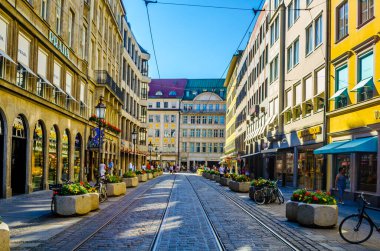 MÜZİK, GERÇEK, 20 AĞUSTOS 2015: İnsanlar Münih 'teki Marienhof' a doğru yürüyorlar