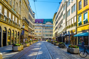 MÜZİK, GERÇEK, 20 AĞUSTOS 2015: İnsanlar Münih 'teki Marienhof' a doğru yürüyorlar