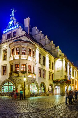MUNİK, GERMANY, 20 AĞUSTOS 2015: Almanya 'nın Münih kentindeki aydınlanmış hofbrauhaus' un gece görüşü