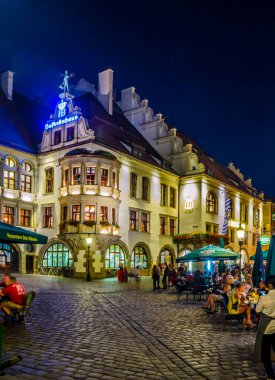 MUNİK, GERMANY, 20 AĞUSTOS 2015: Almanya 'nın Münih kentindeki aydınlanmış hofbrauhaus' un gece görüşü
