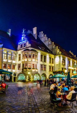 MUNİK, GERMANY, 20 AĞUSTOS 2015: Almanya 'nın Münih kentindeki aydınlanmış hofbrauhaus' un gece görüşü