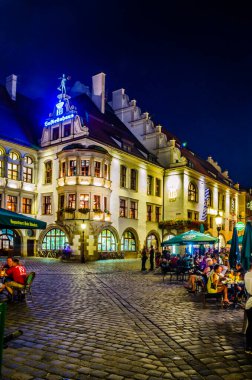 MUNİK, GERMANY, 20 AĞUSTOS 2015: Almanya 'nın Münih kentindeki aydınlanmış hofbrauhaus' un gece görüşü