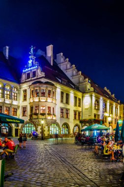 MUNİK, GERMANY, 20 AĞUSTOS 2015: Almanya 'nın Münih kentindeki aydınlanmış hofbrauhaus' un gece görüşü