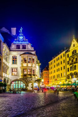 MUNİK, GERMANY, 20 AĞUSTOS 2015: Almanya 'nın Münih kentindeki aydınlanmış hofbrauhaus' un gece görüşü