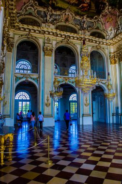 MÜZİK, GERMANY, 20 AĞUSTOS 2015: Münih, Almanya 'daki nymphenburg kalesinde. 1662 doğumlu tahtın varisi Max Emanuel 'in doğumuna bir yaz evi olarak kurulmuştur..