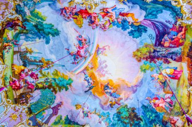 Münih 'teki nyphenburg Sarayı' nda sanatçı Zimmermann 'ın rokoko freskleri ve Francois de Cuvillias' ın dekorasyonları bulunmaktadır..