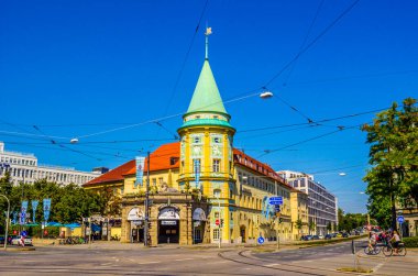 MUNICH, Almanya, 20 AĞUSTOS: Bavyera şehrindeki Loewenbrau Keller bira restoranı, Ekim Festivali 'nin ünlü bira festivali