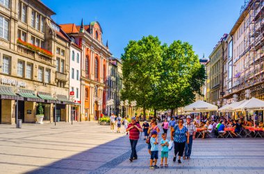MÜZİK, GERMANY, 20 AĞUSTOS 2015: İnsanlar Neuhauser Caddesi 'nden Münih' teki Karlsplatz Kapısı 'na doğru yürüyorlar.