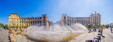 MÜZİK, GERMANY, 20 AĞUSTOS 2015: Münih 'teki stachus çeşmesinden Karlstor' un manzarası, Almanya.