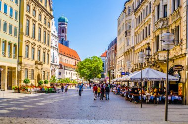 MÜZİK, GERMANY, 20 AĞUSTOS 2015: İnsanlar Neuhauser Caddesi 'nden Münih' teki Karlsplatz Kapısı 'na doğru yürüyorlar.