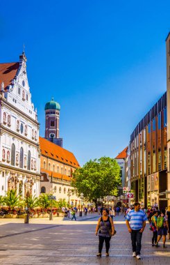 MÜZİK, GERMANY, 20 AĞUSTOS 2015: İnsanlar Neuhauser Caddesi 'nden Münih' teki Karlsplatz Kapısı 'na doğru yürüyorlar.