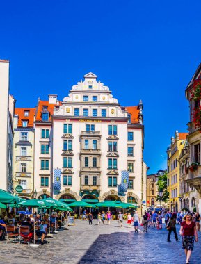 Münih 'teki orlandostrasse' de insanlar 20 Ağustos 2015 'te ünlü Hofbrauhaus' a ev sahipliği yapıyor.