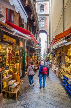 NAPLES, ITALY, 8 MAYIS 2014: İnsanlar İtalya Napoli 'deki tarihi eski şehrin dar sokaklarından geçiyor.