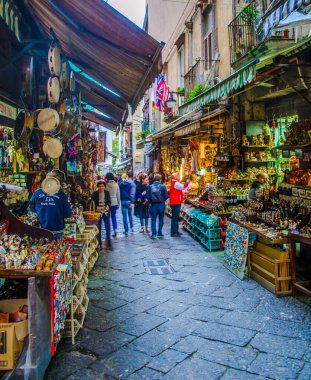 NAPLES, ITALY, 8 MAYIS 2014: İnsanlar İtalya Napoli 'deki tarihi eski şehrin dar sokaklarından geçiyor.