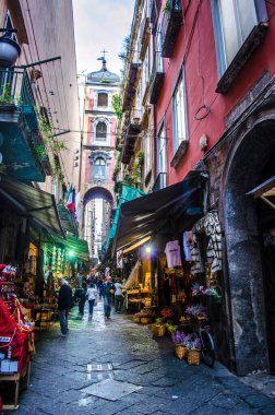 NAPLES, ITALY, 8 MAYIS 2014: İnsanlar İtalya Napoli 'deki tarihi eski şehrin dar sokaklarından geçiyor.
