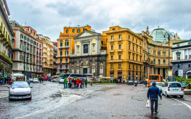 NAPLES, ITALY, 14 Mayıs 2014: İnsanlar İtalya 'nın Napoli şehrinin en önemli tiyatrosunun önünden geçiyor - San Marco.