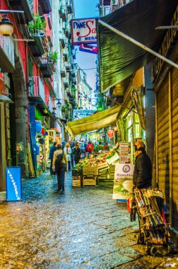 NAPLES, ITALY, 8 MAYIS 2014: İnsanlar İtalya Napoli 'deki tarihi eski şehrin dar sokaklarından geçiyor.