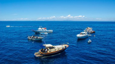 CAPRI, ITALY, 15 Mayıs 2014: İnsanlar Napoli Körfezi 'ndeki Capri Adası' ndaki ünlü grotta azzura 'ya gitmek için çeşitli teknelerde bekliyorlar..