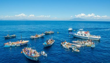 CAPRI, ITALY, 15 Mayıs 2014: İnsanlar Napoli Körfezi 'ndeki Capri Adası' ndaki ünlü grotta azzura 'ya gitmek için çeşitli teknelerde bekliyorlar..