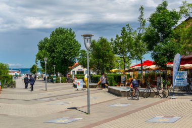 PODERSDORF AM SEE, AUSTRIA, HAZİRAN 17 Haziran 2016: Avusturyalı Podersdorf am kentinin göl kenarındaki gezinti alanı