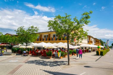 PODERSDORF AM SEE, AUSTRIA, HAZİRAN 17 Haziran 2016: Avusturyalı Podersdorf am kentinin göl kenarındaki gezinti alanı