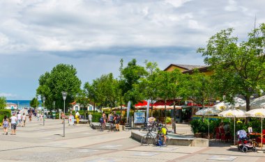 PODERSDORF AM SEE, AUSTRIA, HAZİRAN 17 Haziran 2016: Avusturyalı Podersdorf am kentinin göl kenarındaki gezinti alanı