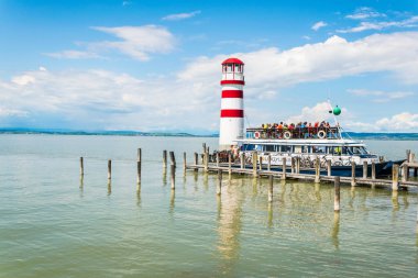 PODERSDORF AM See, AUSTRIA, 17 Haziran 2016: İnsanlar Podersdorf am 'da bir feribota biniyor..